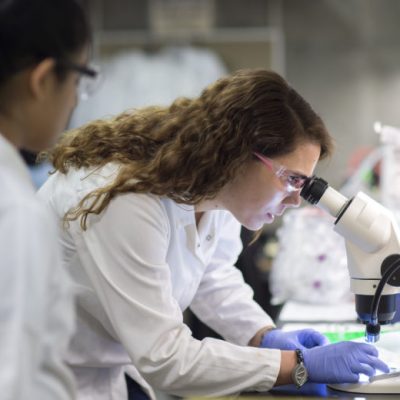 Claudia Benavente at a microscope